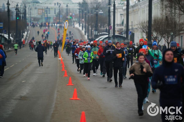 Фоторепортаж: омские бегуны завоевали 10 призовых мест на Рождественском полумарафоне
