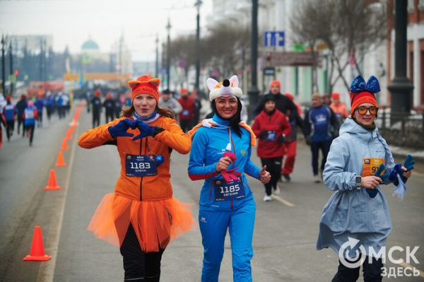 Фоторепортаж: омские бегуны завоевали 10 призовых мест на Рождественском полумарафоне