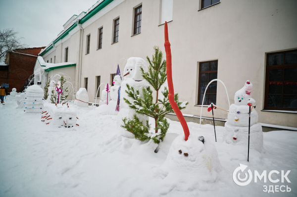 Не для слабонервных. В Омске наградили авторов самых креативных снеговиков