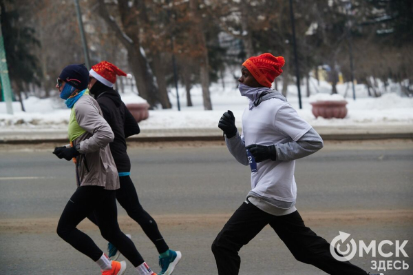 Фоторепортаж: омские бегуны завоевали 10 призовых мест на Рождественском полумарафоне