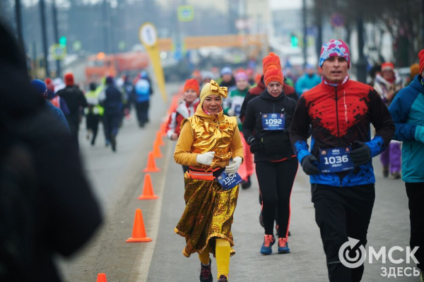 Фоторепортаж: омские бегуны завоевали 10 призовых мест на Рождественском полумарафоне