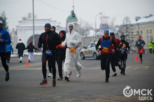 Фоторепортаж: омские бегуны завоевали 10 призовых мест на Рождественском полумарафоне