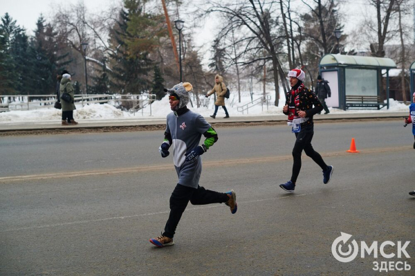 Фоторепортаж: омские бегуны завоевали 10 призовых мест на Рождественском полумарафоне