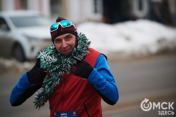 Фоторепортаж: омские бегуны завоевали 10 призовых мест на Рождественском полумарафоне
