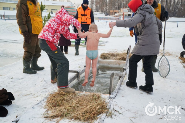 Омские моржи научат окунаться в крещенские проруби
