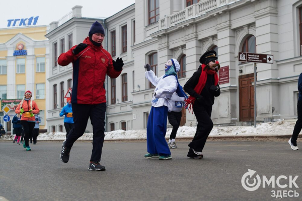 Фоторепортаж: омские бегуны завоевали 10 призовых мест на Рождественском полумарафоне