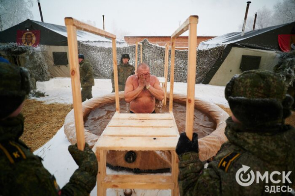 Омичи окунулись на Крещение в искусственные купели