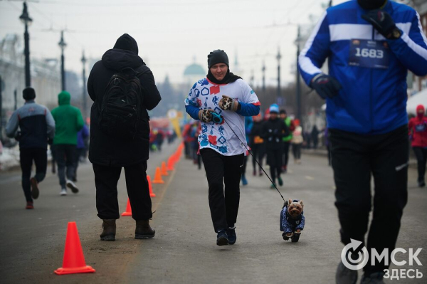Фоторепортаж: омские бегуны завоевали 10 призовых мест на Рождественском полумарафоне
