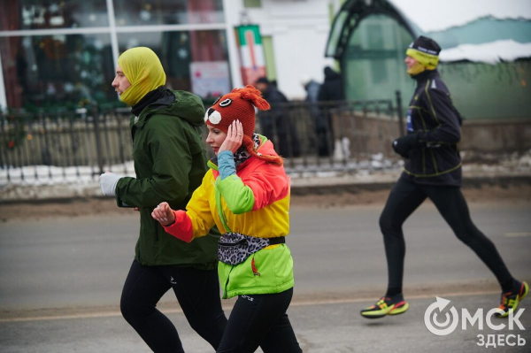 Фоторепортаж: омские бегуны завоевали 10 призовых мест на Рождественском полумарафоне