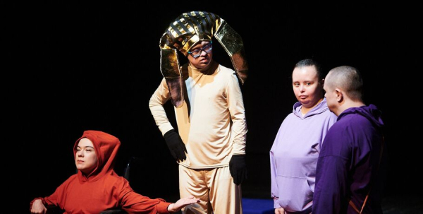 Юмор, хвостатая харизма и любовь. О чём постановка солнечных актёров