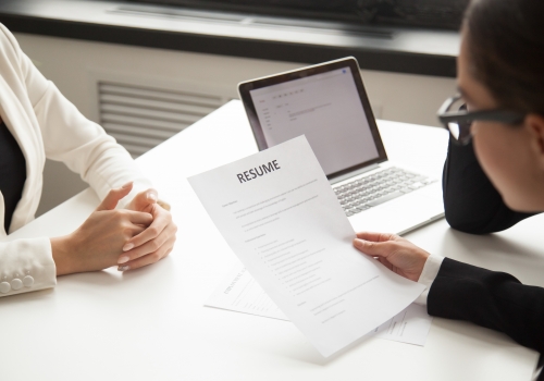 Жители Омской области стали чаще получать приглашения на нероссийские вакансии