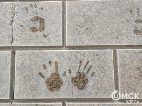 Пошалили! В Омске появилась "трогательная" стена