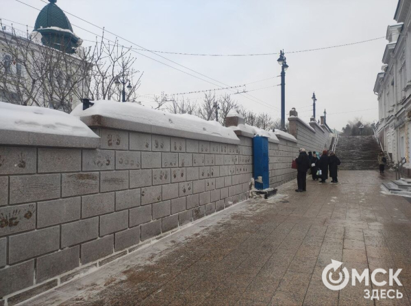Пошалили! В Омске появилась "трогательная" стена
