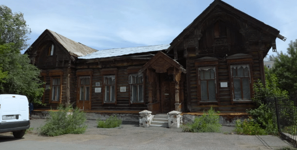 Резьба, веранда, кровля: как реставрируют омский памятник деревянного зодчества