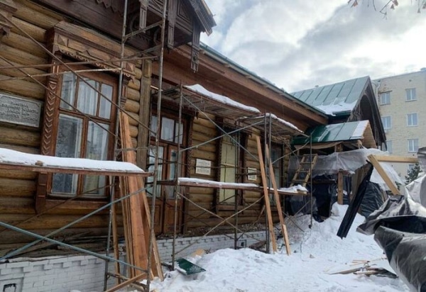 Резьба, веранда, кровля: как реставрируют омский памятник деревянного зодчества