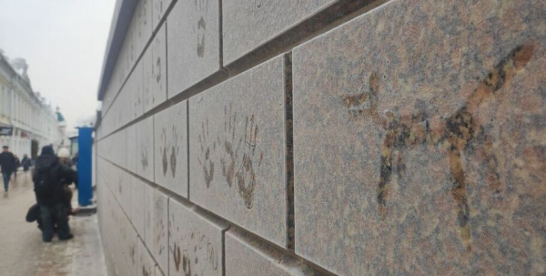 Пошалили! В Омске появилась "трогательная" стена