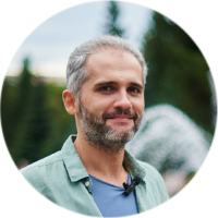 Юмор, хвостатая харизма и любовь. О чём постановка солнечных актёров