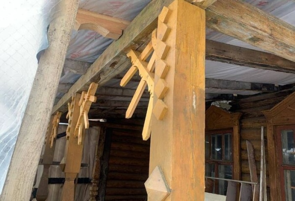 Резьба, веранда, кровля: как реставрируют омский памятник деревянного зодчества