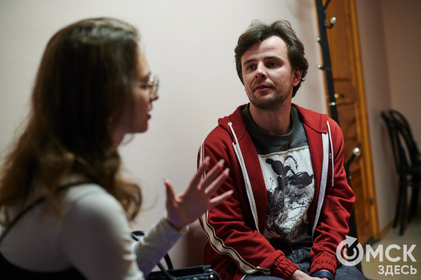 Юмор, хвостатая харизма и любовь. О чём постановка солнечных актёров