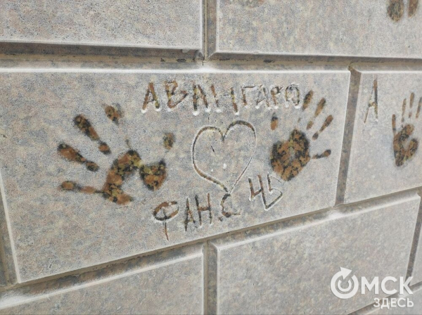 Пошалили! В Омске появилась "трогательная" стена