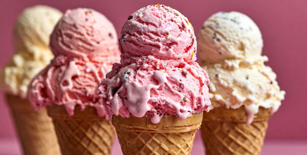 Шарик ванильного и клубничного. Отмечаем День мороженого на завтрак со знанием дела