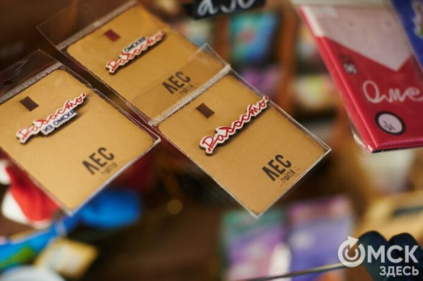 Теперь точно. Новая омская "Радость" зажглась неоново-красным под взгляды прохожих и музыку скрипок  Теперь точно. Новая омская "Радость" зажглась неоново-красным под взгляды прохожих и музыку скрипок