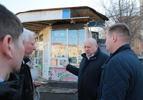 Сергей Шелест проинспектировал, как в Омске сносят незаконные киоски Сергей Шелест проинспектировал, как в Омске сносят незаконные киоски