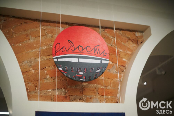 Теперь точно. Новая омская "Радость" зажглась неоново-красным под взгляды прохожих и музыку скрипок  Теперь точно. Новая омская "Радость" зажглась неоново-красным под взгляды прохожих и музыку скрипок