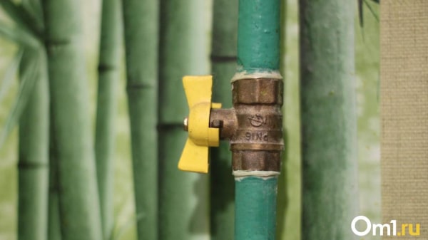 Омскому микрорайону угрожает трещина в стене с газом