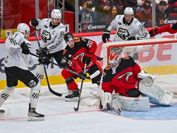 Валидола не напасёшься. Челябинский "Трактор" прервал рекордную серию побед "Авангарда"
