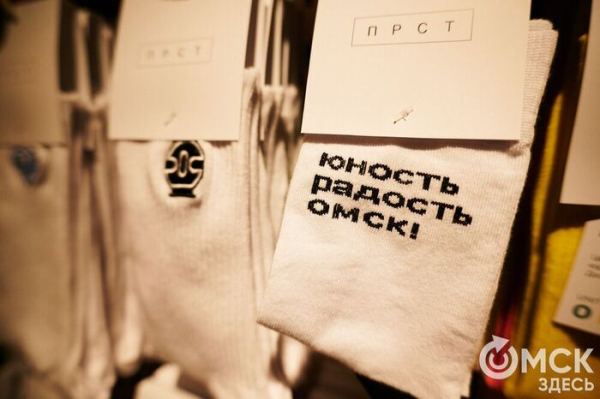 Теперь точно. Новая омская "Радость" зажглась неоново-красным под взгляды прохожих и музыку скрипок  Теперь точно. Новая омская "Радость" зажглась неоново-красным под взгляды прохожих и музыку скрипок