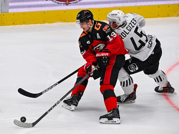 Валидола не напасёшься. Челябинский "Трактор" прервал рекордную серию побед "Авангарда"