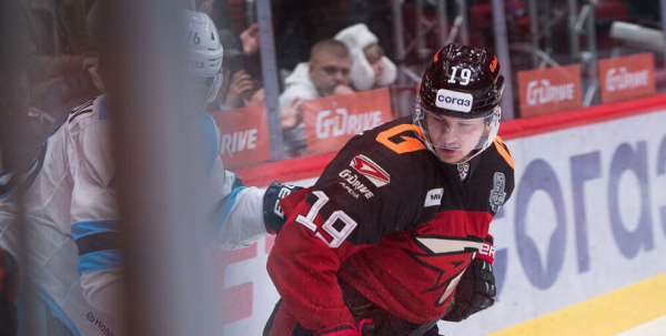 Владимир Ткачёв выходит на лёд в составе "Авангарда" в тройке с Прохоркиным и Буше