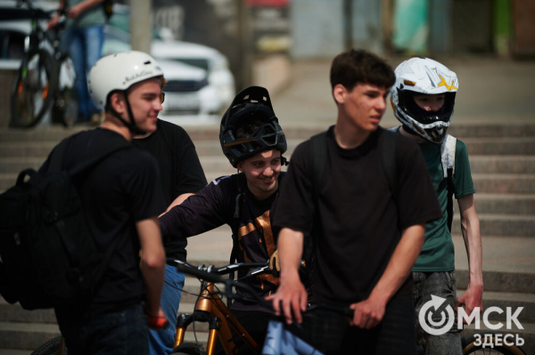 Человек-банан и Санта Клаус прокатились вместе с участниками Tour de Siberia Человек-банан и Санта Клаус прокатились вместе с участниками Tour de Siberia
