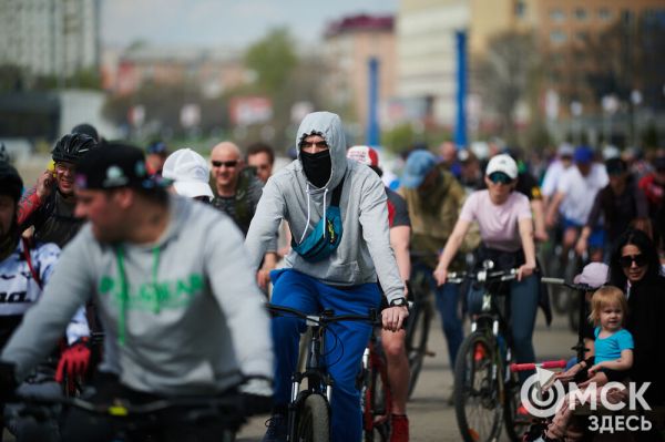 Человек-банан и Санта Клаус прокатились вместе с участниками Tour de Siberia Человек-банан и Санта Клаус прокатились вместе с участниками Tour de Siberia