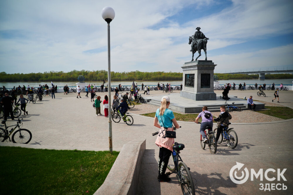 Человек-банан и Санта Клаус прокатились вместе с участниками Tour de Siberia Человек-банан и Санта Клаус прокатились вместе с участниками Tour de Siberia
