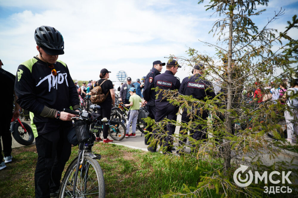 Человек-банан и Санта Клаус прокатились вместе с участниками Tour de Siberia Человек-банан и Санта Клаус прокатились вместе с участниками Tour de Siberia