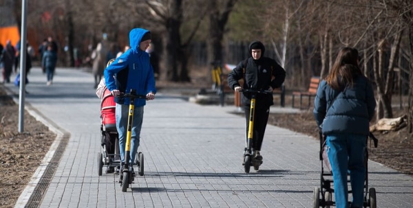 Омичи могут сообщить о нарушениях самокатчиков через чат-бот