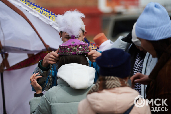 От чак-чака до куреша. Смотрим, как прошёл Навруз в Омске