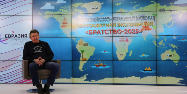 Книги об Омской области отправились в кругосветку с яхтсменом Сергеем Щербаковым и мореплавателями из Бразилии