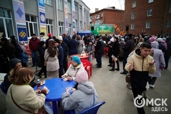 От чак-чака до куреша. Смотрим, как прошёл Навруз в Омске