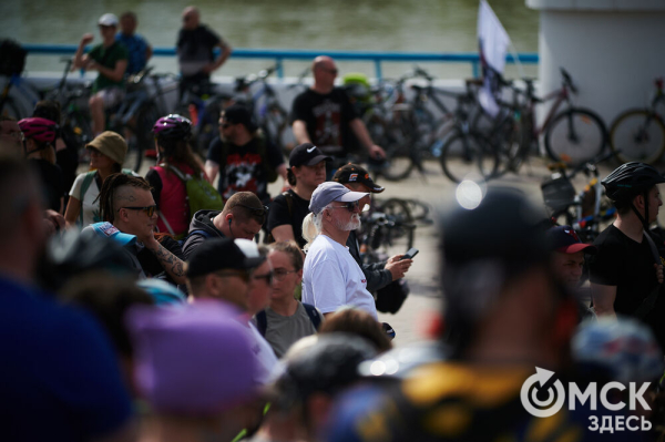 Человек-банан и Санта Клаус прокатились вместе с участниками Tour de Siberia Человек-банан и Санта Клаус прокатились вместе с участниками Tour de Siberia