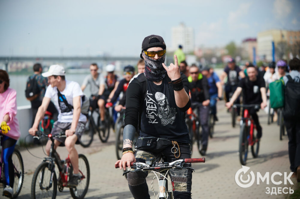 Человек-банан и Санта Клаус прокатились вместе с участниками Tour de Siberia Человек-банан и Санта Клаус прокатились вместе с участниками Tour de Siberia