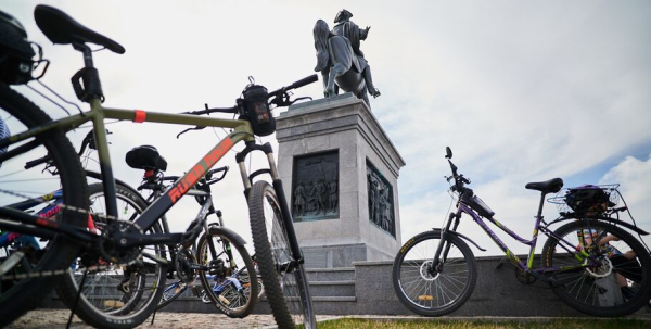 Человек-банан и Санта Клаус прокатились вместе с участниками Tour de Siberia Человек-банан и Санта Клаус прокатились вместе с участниками Tour de Siberia