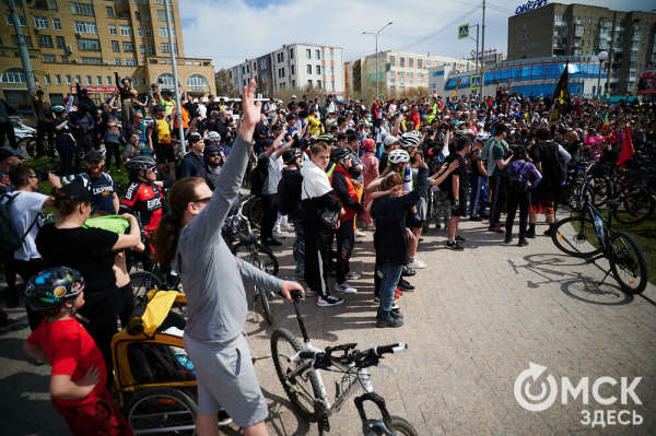 Человек-банан и Санта Клаус прокатились вместе с участниками Tour de Siberia Человек-банан и Санта Клаус прокатились вместе с участниками Tour de Siberia
