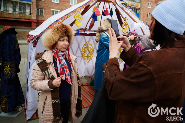 От чак-чака до куреша. Смотрим, как прошёл Навруз в Омске