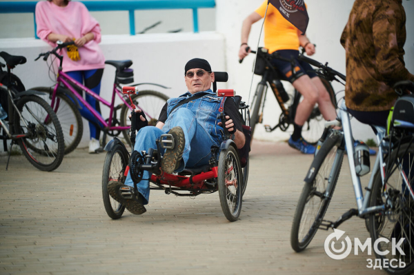 Человек-банан и Санта Клаус прокатились вместе с участниками Tour de Siberia Человек-банан и Санта Клаус прокатились вместе с участниками Tour de Siberia