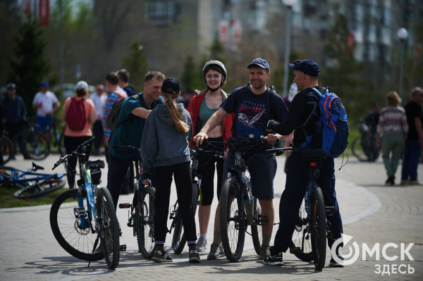 Человек-банан и Санта Клаус прокатились вместе с участниками Tour de Siberia Человек-банан и Санта Клаус прокатились вместе с участниками Tour de Siberia