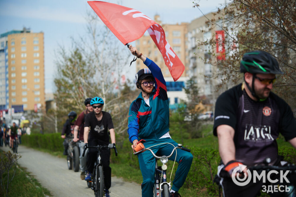 Человек-банан и Санта Клаус прокатились вместе с участниками Tour de Siberia Человек-банан и Санта Клаус прокатились вместе с участниками Tour de Siberia