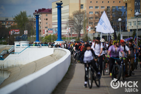Человек-банан и Санта Клаус прокатились вместе с участниками Tour de Siberia Человек-банан и Санта Клаус прокатились вместе с участниками Tour de Siberia